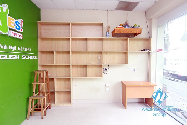 03 stories office for rent in Nghi Tam area, Tay Ho district 